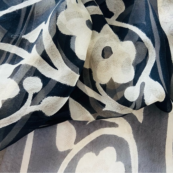 Giorgio Armani Le Collezioni  Silk Scarf. - Picture 3 of 12